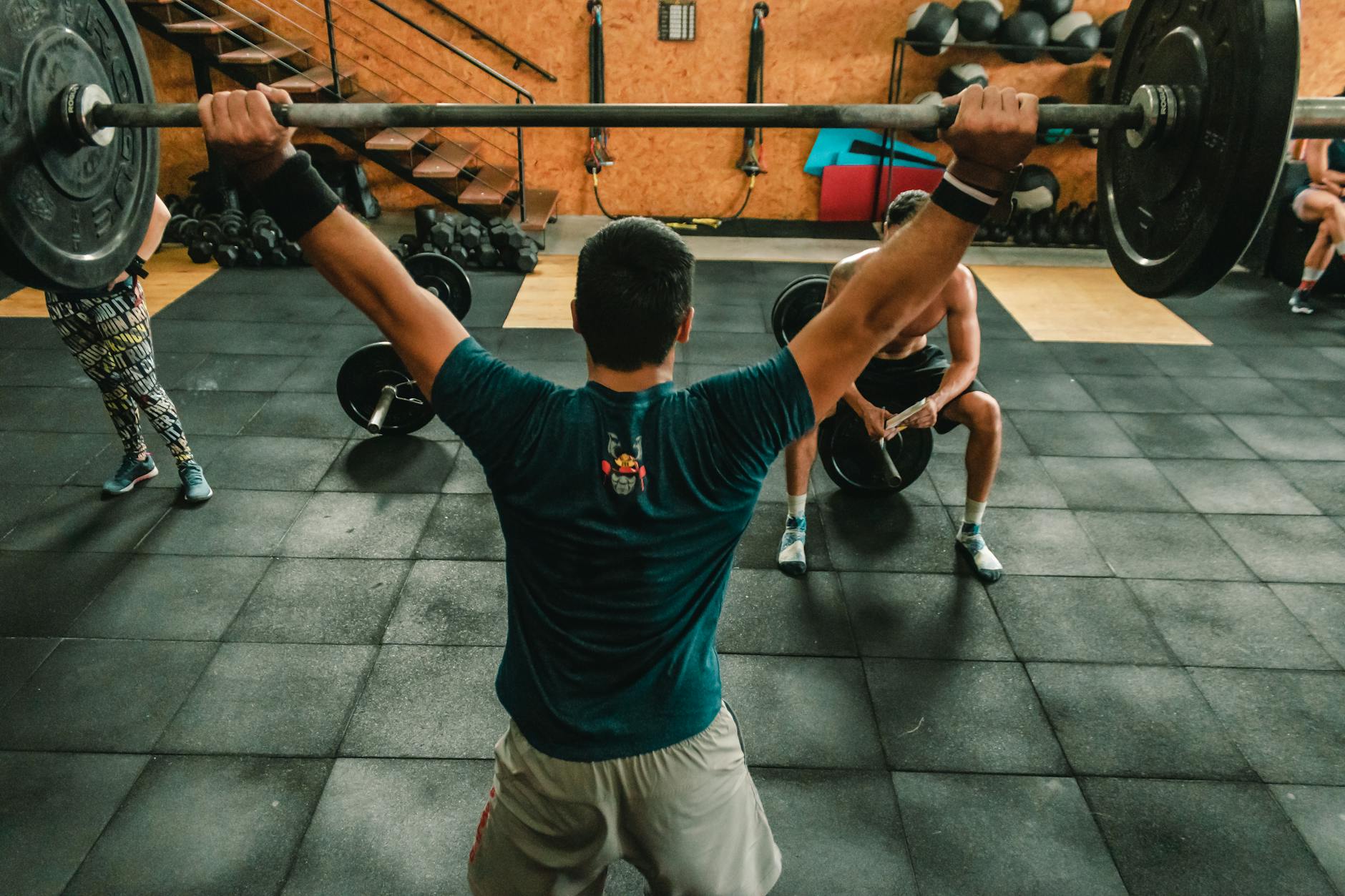 A sustainable men's fitness visual centered on long-term training